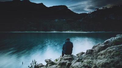 La edad en la que la felicidad se desvanece y cómo la ciencia explica su regreso inesperado